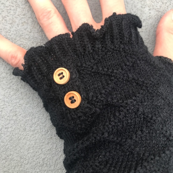 Cream White Cable Knit Gloves with Buttons Wrist Warmers Hand Cuffs - Picture 9 of 15